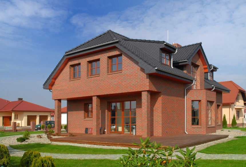 Здание с черепицей monza антрацит ангобированной