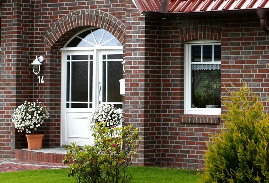 Частный дом из кирпича Jever с оттенком