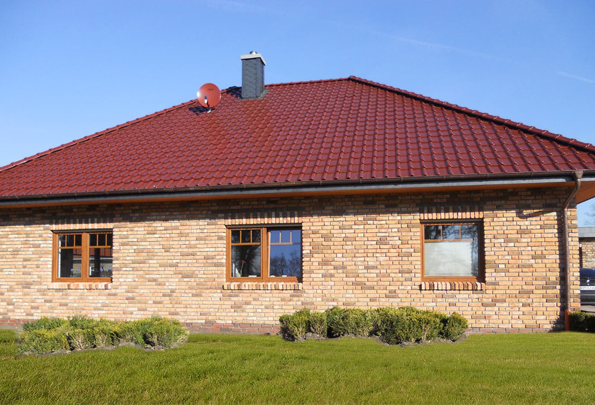 Частный дом с черепицей Piemont каштановой ангобированной