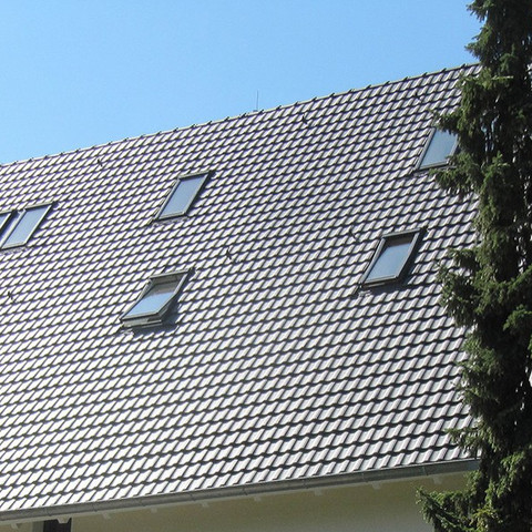 Dom jednorodzinny z dachówką Rheinland antracytowa