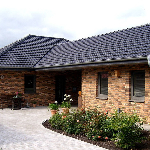 Dom jednorodzinny z dachówką Rheinland antracytowa