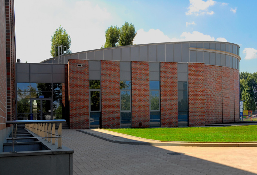 Высшая школа в г. Краков из кирпича canberra гладкого с оттенком